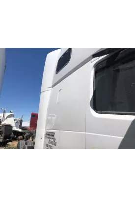 Volvo VNL Side Fairing