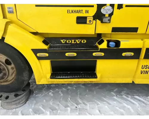 Volvo VNL Side Fairing