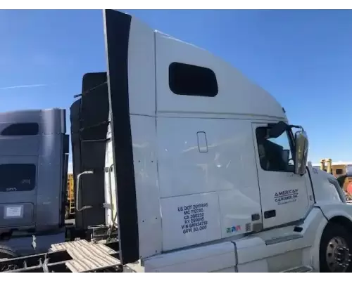 Volvo VNL Side Fairing