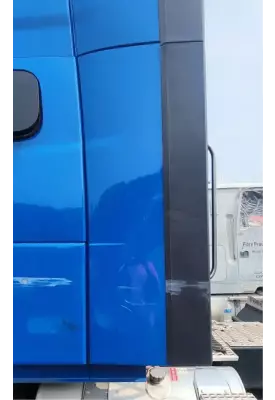 Volvo VNL Side Fairing