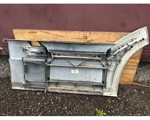 Volvo VNL Side Fairing