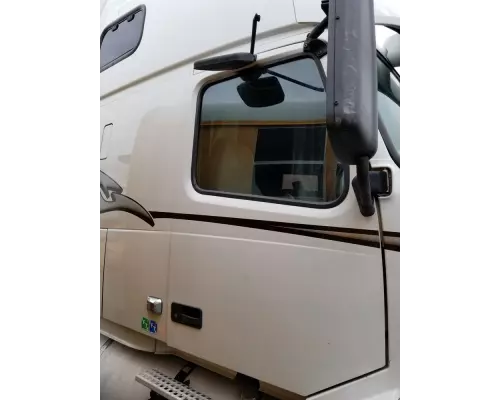 Volvo VNL Windshield Glass