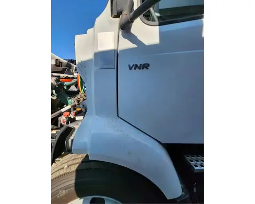 Volvo VNR64T Cowl