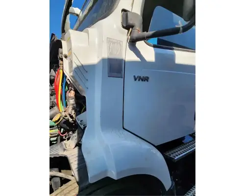 Volvo VNR64T Cowl