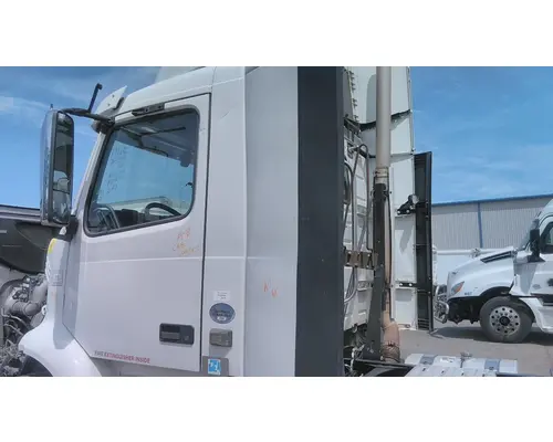 Cab VOLVO VNR LKQ Heavy Truck - Goodys