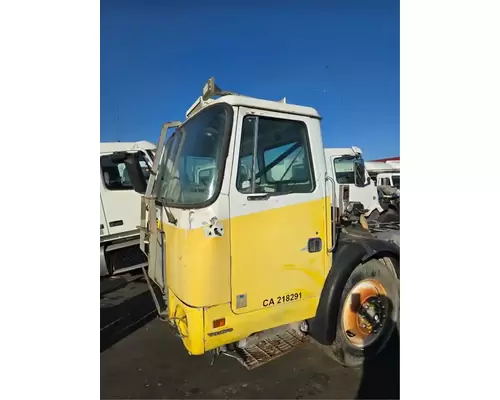 Cab VOLVO WXLL Garabedian Equipment Company, Inc - Fresno