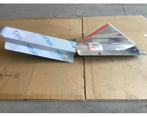 WESTERN STAR 4700SB Fender Moulding