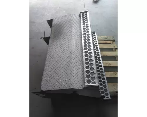 WESTERN STAR 4900 BATTERY BOX