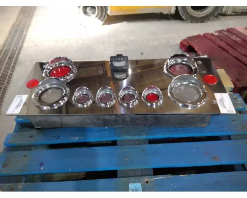 WESTERN STAR 5700XE STOP TURN TAIL LAMP