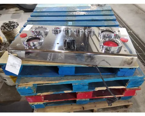 WESTERN STAR 5700XE STOP TURN TAIL LAMP