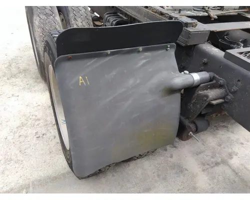 WHITE/GMC WCA FENDER, QUARTERHALF REAR