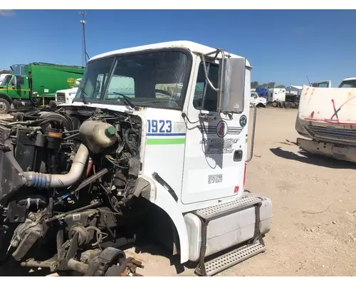 Cab WHITE VOLVO WAH Vander Haags Inc Cb