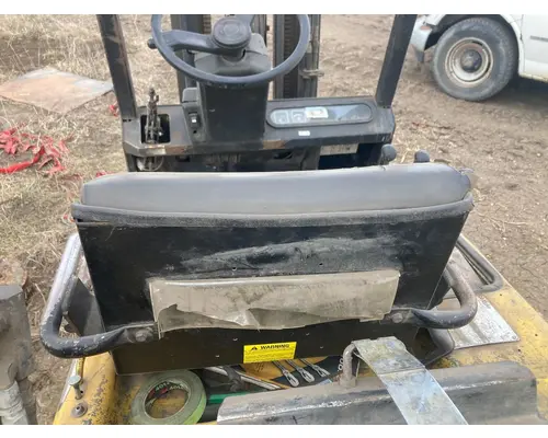 Yale GLC040AFNUAE082 Equip Seat