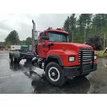 COMPLETE VEHICLE MACK RD688S