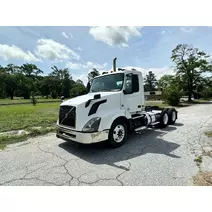 Complete Vehicle VOLVO VNL B & W  Truck Center